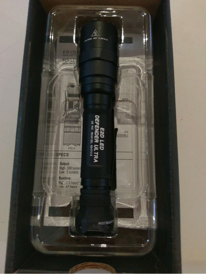 新玩具開箱Surefire E2D LED Defender Ultra