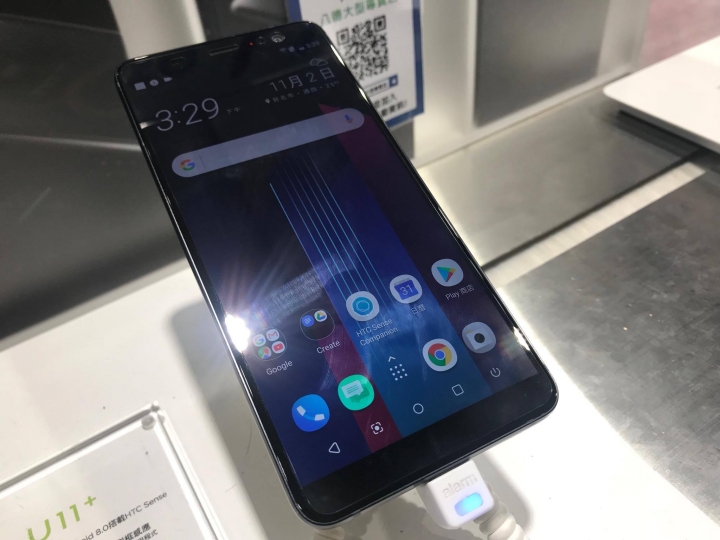 U11+摸到啦  HTC專賣店有展示機了