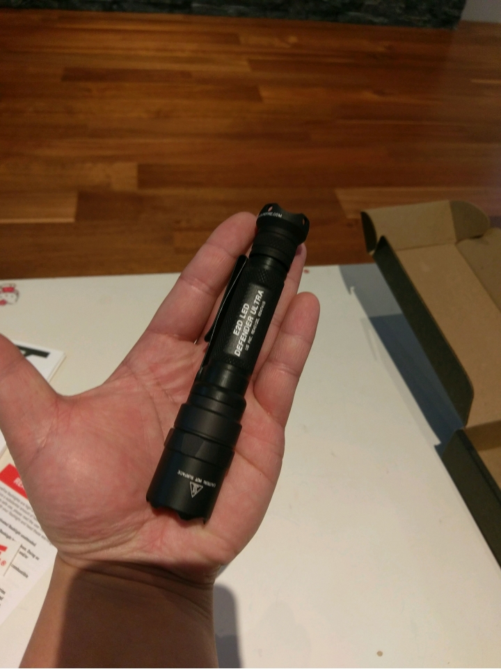 新玩具開箱Surefire E2D LED Defender Ultra