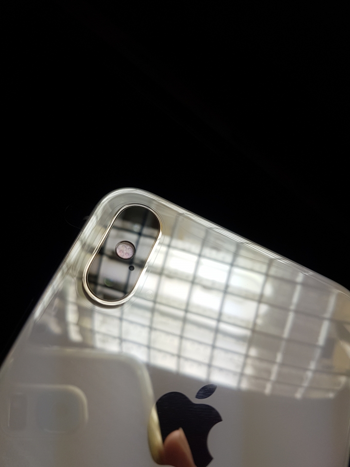 iPhone X  螢幕左凹角的地方某個角度有痕跡....，有誰也是類似這個瑕疵問題的嗎?