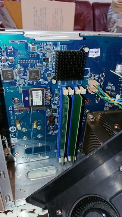 [開箱]QNAP TS-877-1600-8G簡單開箱照~