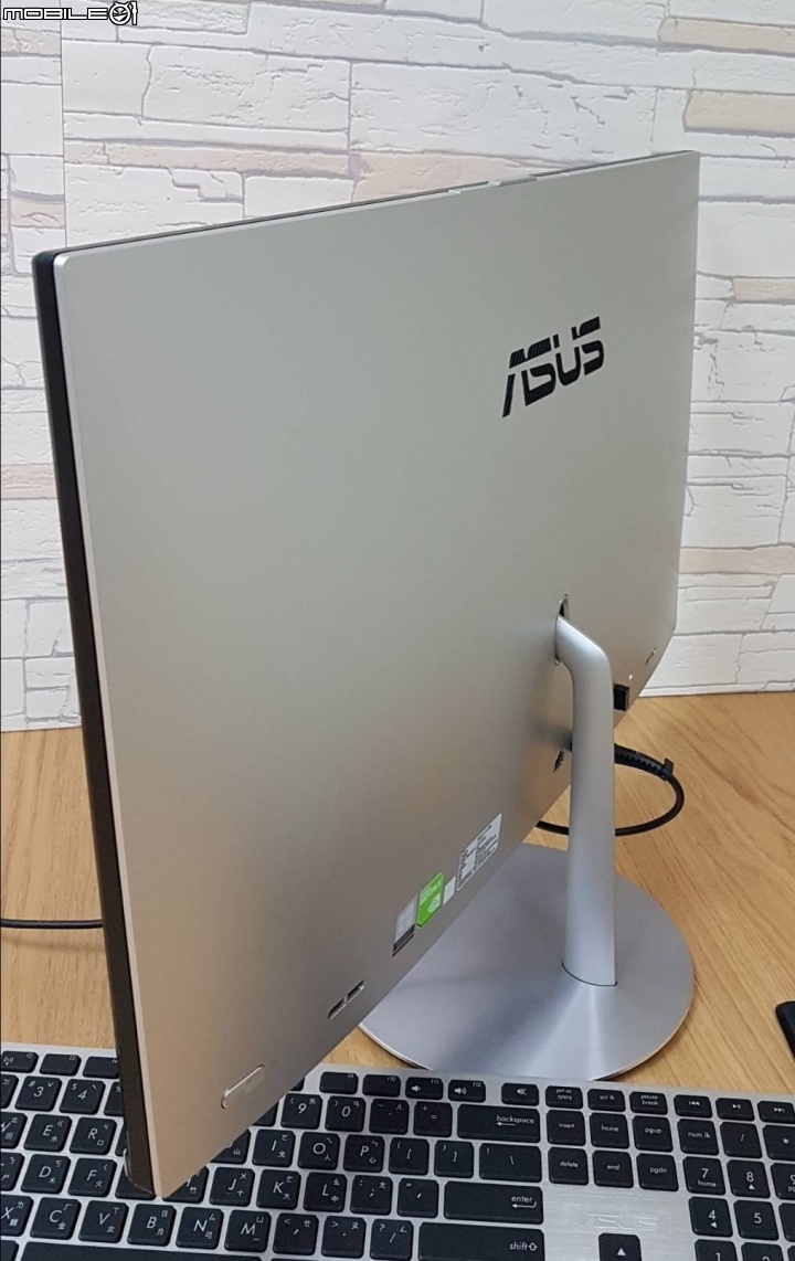 小書房用質感新機ZenAIO  ZN242IF