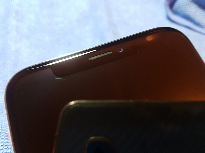 iPhone X  螢幕左凹角的地方某個角度有痕跡....，有誰也是類似這個瑕疵問題的嗎?