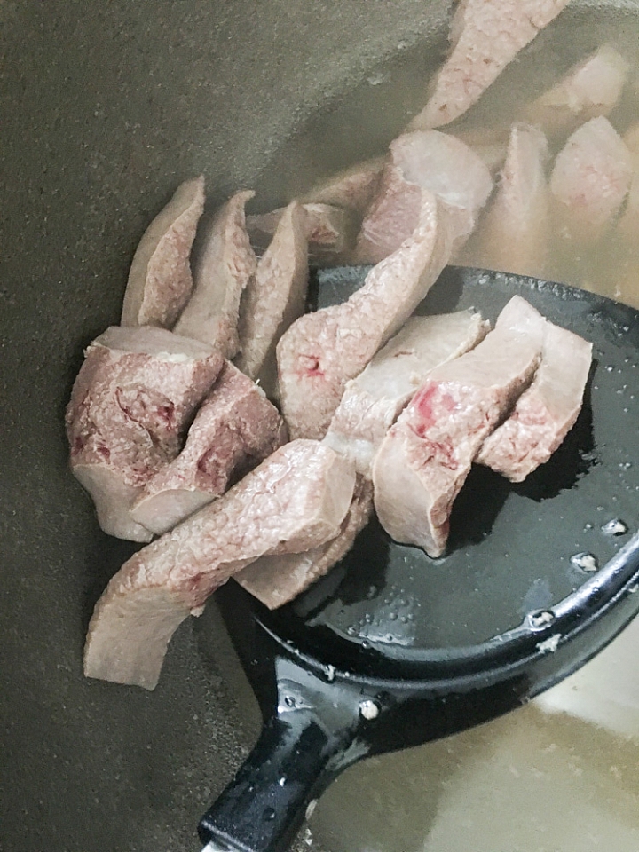 [食譜分享] 冬令進補、月子餐補身，香又軟Q的麻油腰子