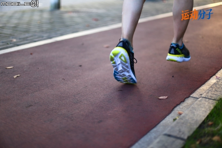 HOKA ONE ONE Clifton 4 VS Clayton 2 對比評測：厚實和輕快，硬彈和柔軟