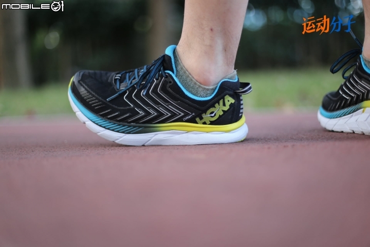 HOKA ONE ONE Clifton 4 VS Clayton 2 對比評測：厚實和輕快，硬彈和柔軟