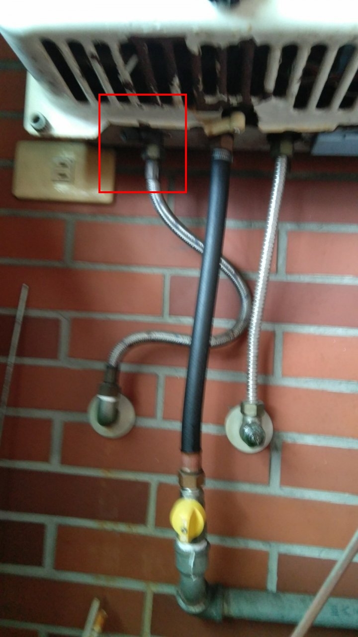 熱水器熱水出口管上方的調旋鈕(紅框處)用途?