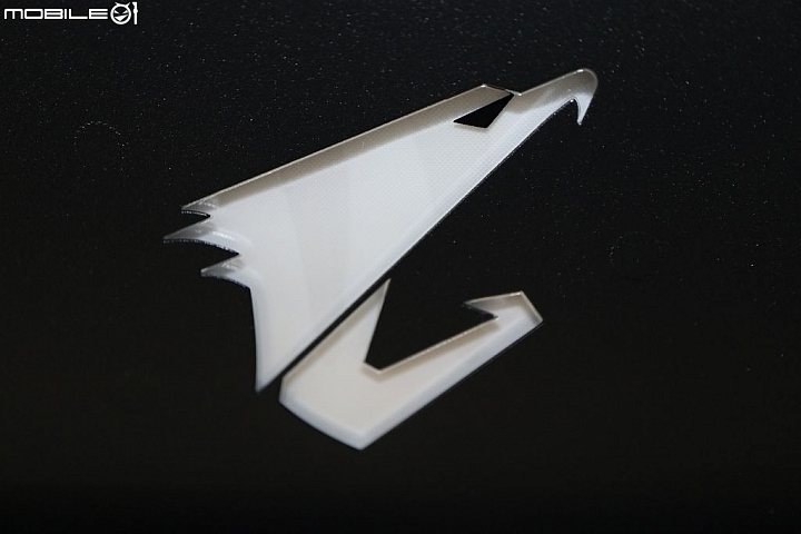 信仰の殼，技嘉AORUS鷹神崛起加入機殼戰局 GP-AC300W 開箱