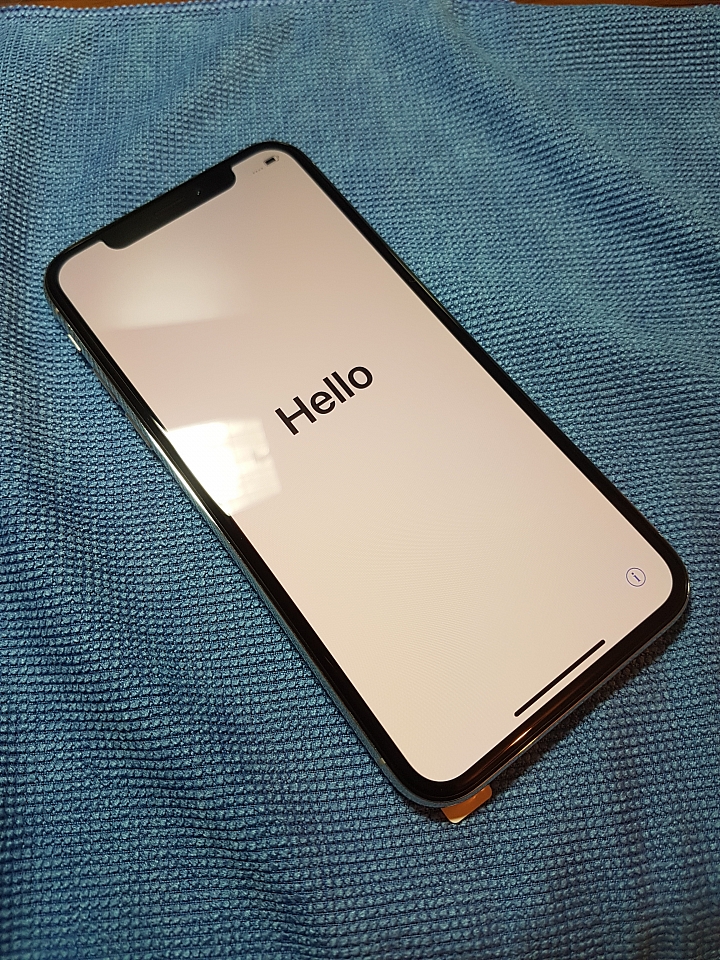 iPhone X  螢幕左凹角的地方某個角度有痕跡....，有誰也是類似這個瑕疵問題的嗎?