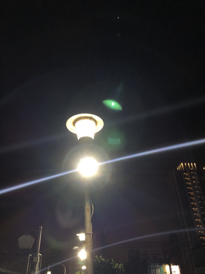 IPhone X拍照有飛碟光的請+1