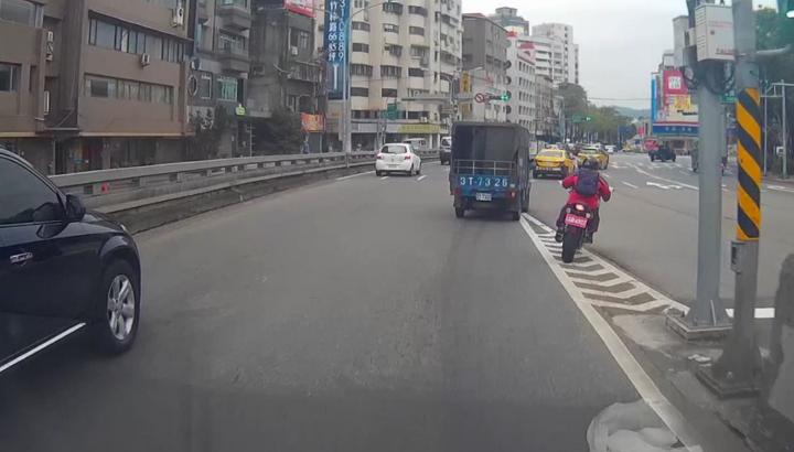 多數的 重機都這樣....怎麼 爭路權 ??