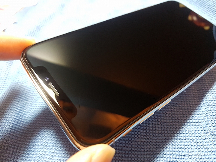 iPhone X  螢幕左凹角的地方某個角度有痕跡....，有誰也是類似這個瑕疵問題的嗎?