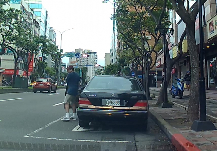公車站牌違停真的真的很討厭！