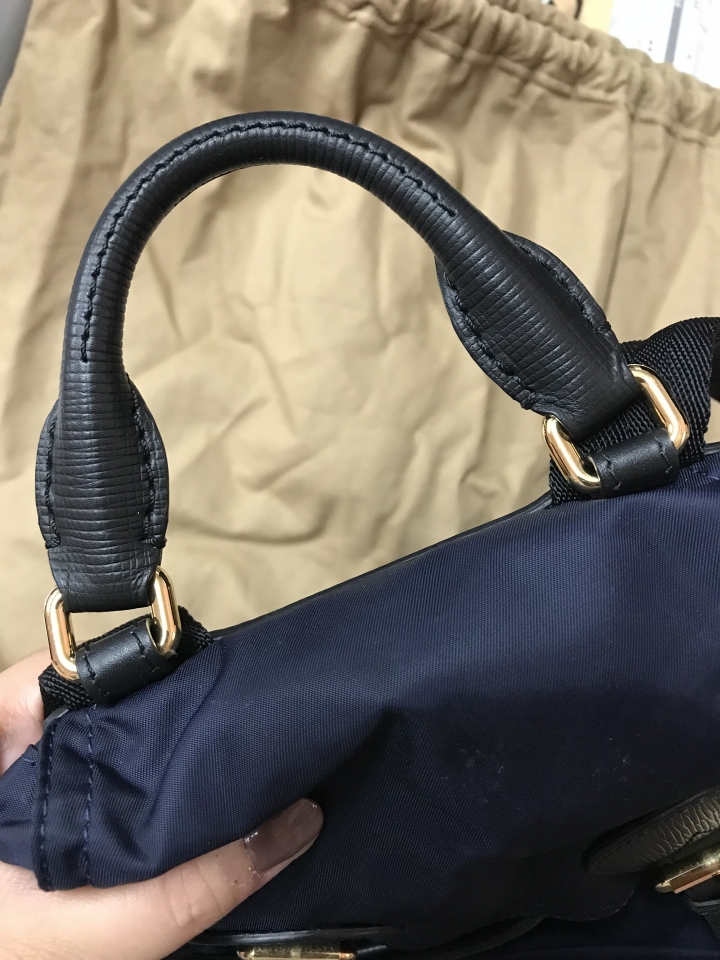 購買於知名代購BURBERRY後背包,但我有問題需要專業解答。