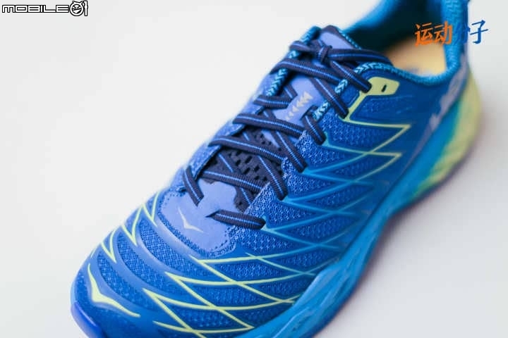 HOKA ONE ONE Clifton 4 VS Clayton 2 對比評測：厚實和輕快，硬彈和柔軟