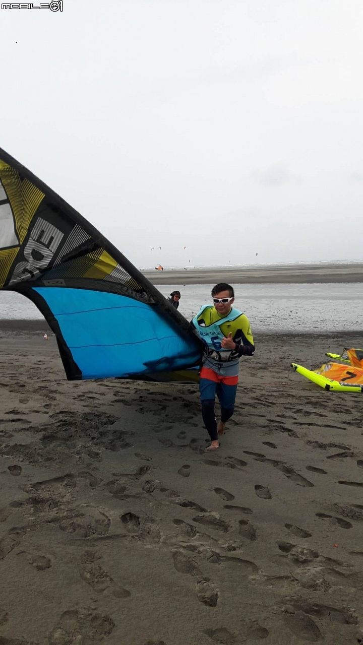今天在大安濱海遊樂區欣賞風箏衝浪