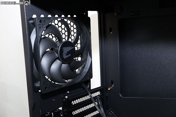 信仰の殼，技嘉AORUS鷹神崛起加入機殼戰局 GP-AC300W 開箱