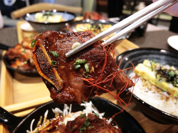 【台南牛排丼飯】【火車站周邊美食】鬥牛士牛排｜新推出！鑄鐵日式牛排飯／Focus12樓／69元加購焗烤大生蠔／小菜湯品甜點／飲料吧無限暢飲