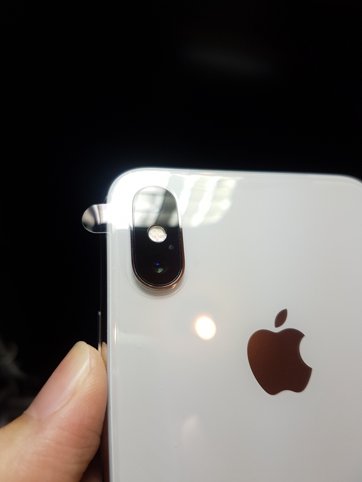 iPhone X  螢幕左凹角的地方某個角度有痕跡....，有誰也是類似這個瑕疵問題的嗎?