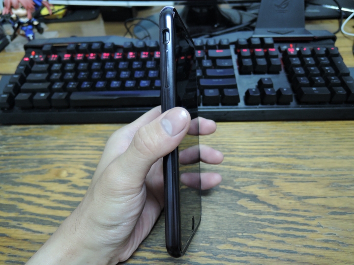 i8 plus正面貼imos3D滿版玻璃貼，裝上moshi保護殼，保護殼正面側邊的高度比玻璃還低  請問有更適合的保護殼推薦麼?