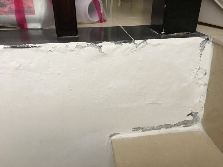 玻璃磚與樓梯牆面濕氣