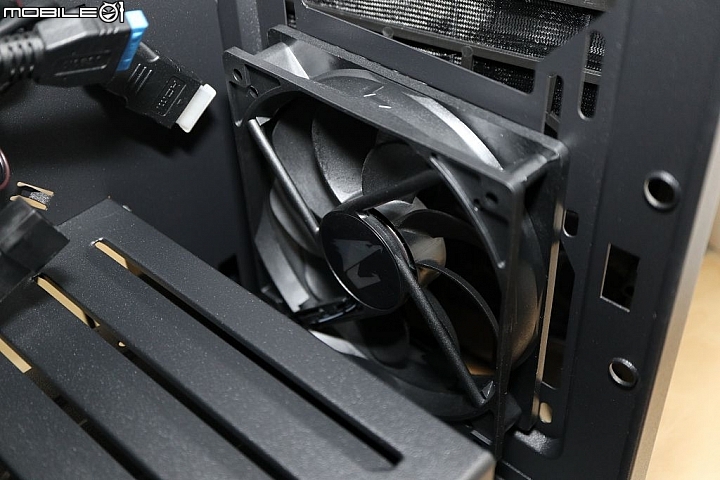 信仰の殼，技嘉AORUS鷹神崛起加入機殼戰局 GP-AC300W 開箱