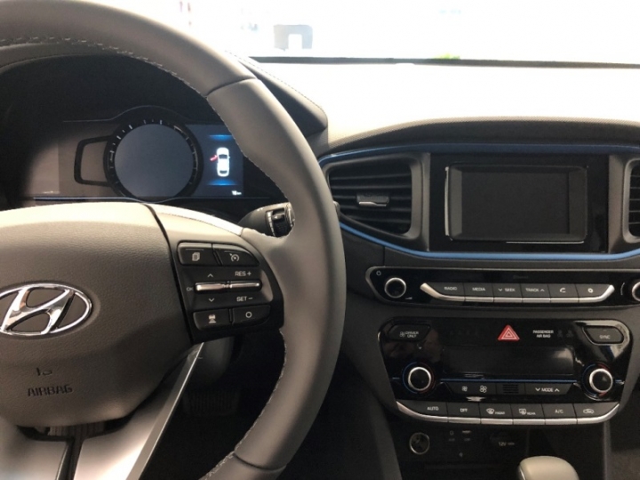 IONIQ還是Elantra 2.0 菁英? 賞車初體驗