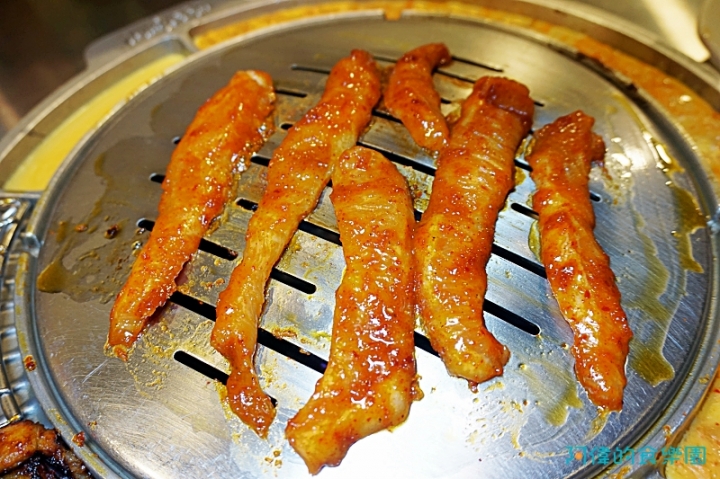 新麻蒲海鷗臺灣2號店마포갈매기-韓國最大烤肉品牌，豬、牛、海鮮都有，鍋邊的蛋汁變成蒸蛋超美味。