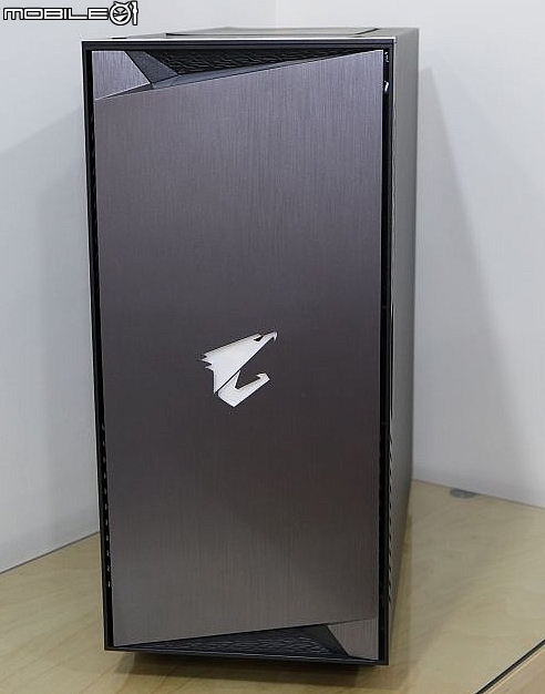 信仰の殼，技嘉AORUS鷹神崛起加入機殼戰局 GP-AC300W 開箱