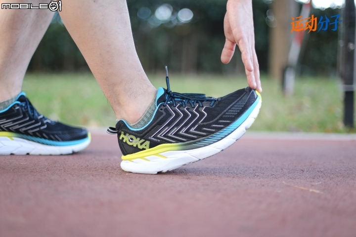 HOKA ONE ONE Clifton 4 VS Clayton 2 對比評測：厚實和輕快，硬彈和柔軟