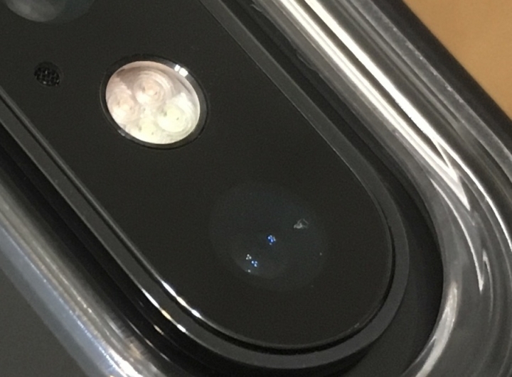 iPhone板首退貨？...保護貼都貼好了...才發現鏡頭裡面入棉絮