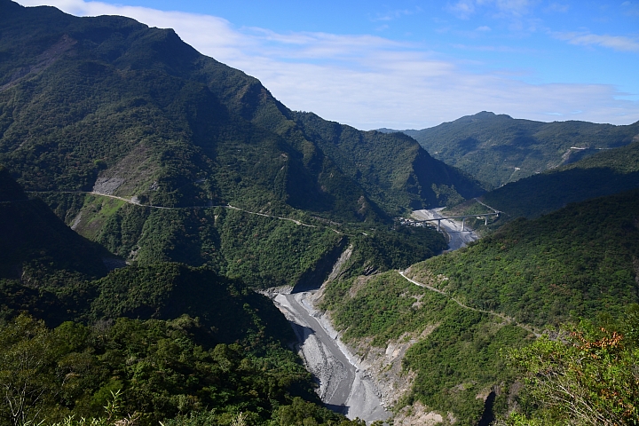 上山拍黑鳶(老鷹)、下山拍全新LUXGEN U6！