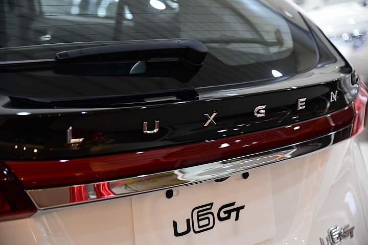 上山拍黑鳶(老鷹)、下山拍全新LUXGEN U6！