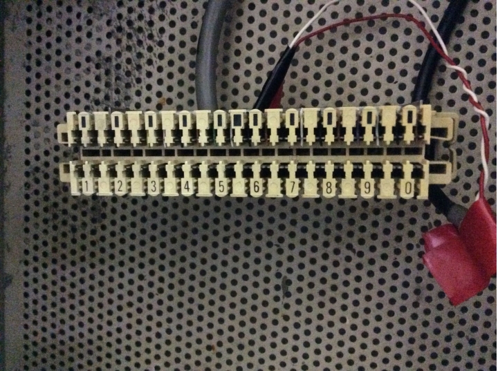 請問有人看過這種電話配線箱的端子嗎？