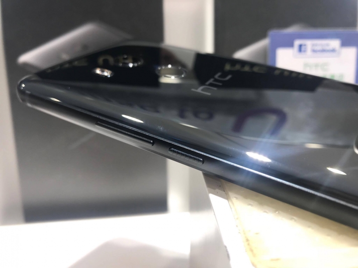U11+摸到啦  HTC專賣店有展示機了