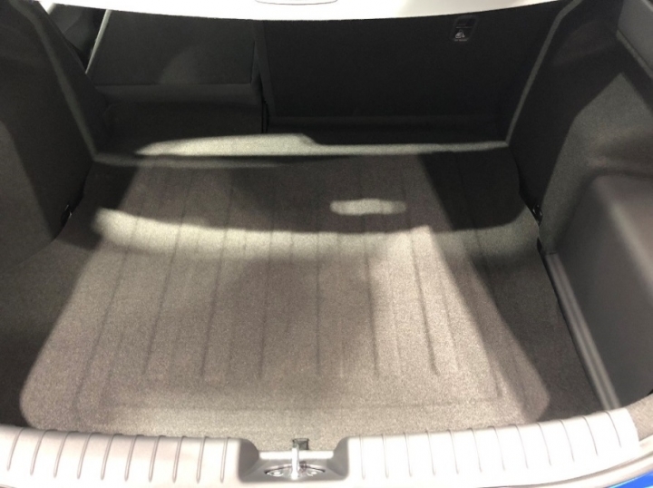 IONIQ還是Elantra 2.0 菁英? 賞車初體驗