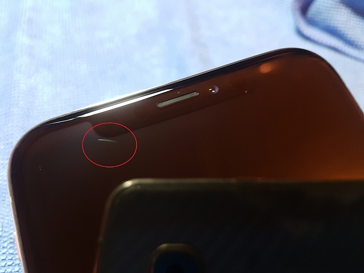 iPhone X  螢幕左凹角的地方某個角度有痕跡....，有誰也是類似這個瑕疵問題的嗎?