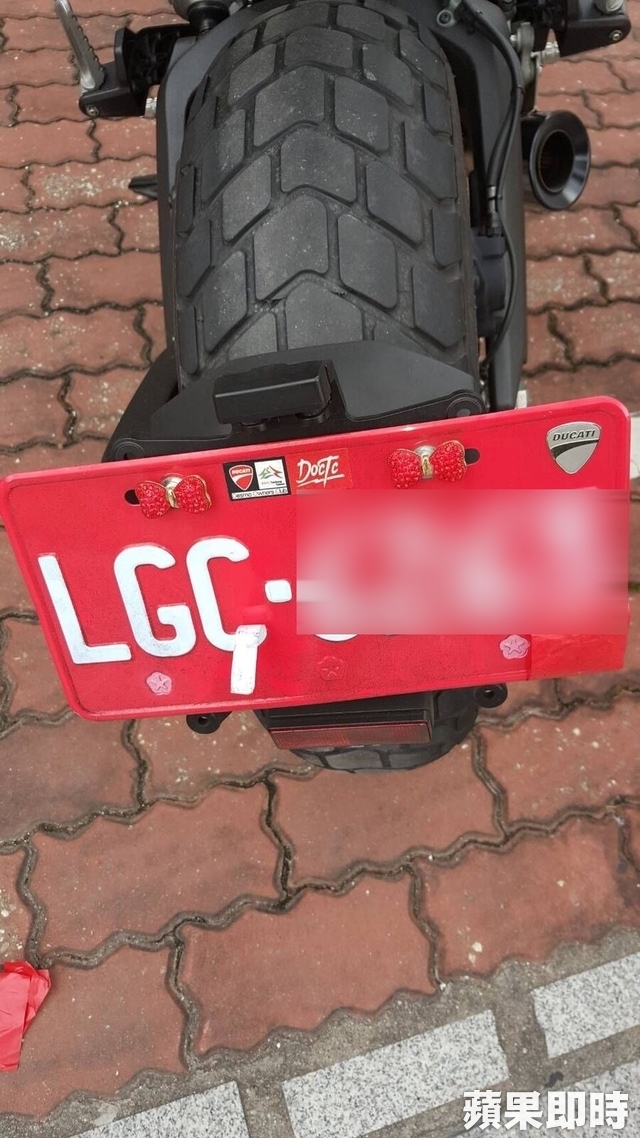 重機車牌貼膠布躲測速飆到花蓮真的GG了