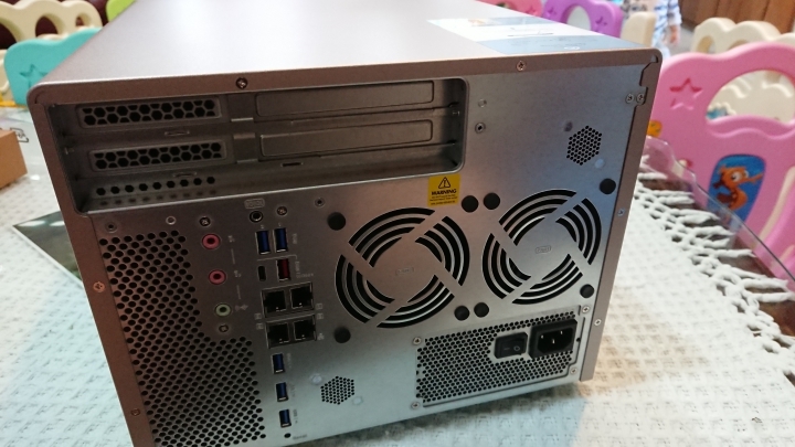 [開箱]QNAP TS-877-1600-8G簡單開箱照~