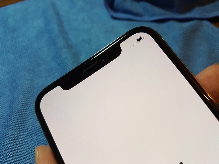 iPhone X  螢幕左凹角的地方某個角度有痕跡....，有誰也是類似這個瑕疵問題的嗎?