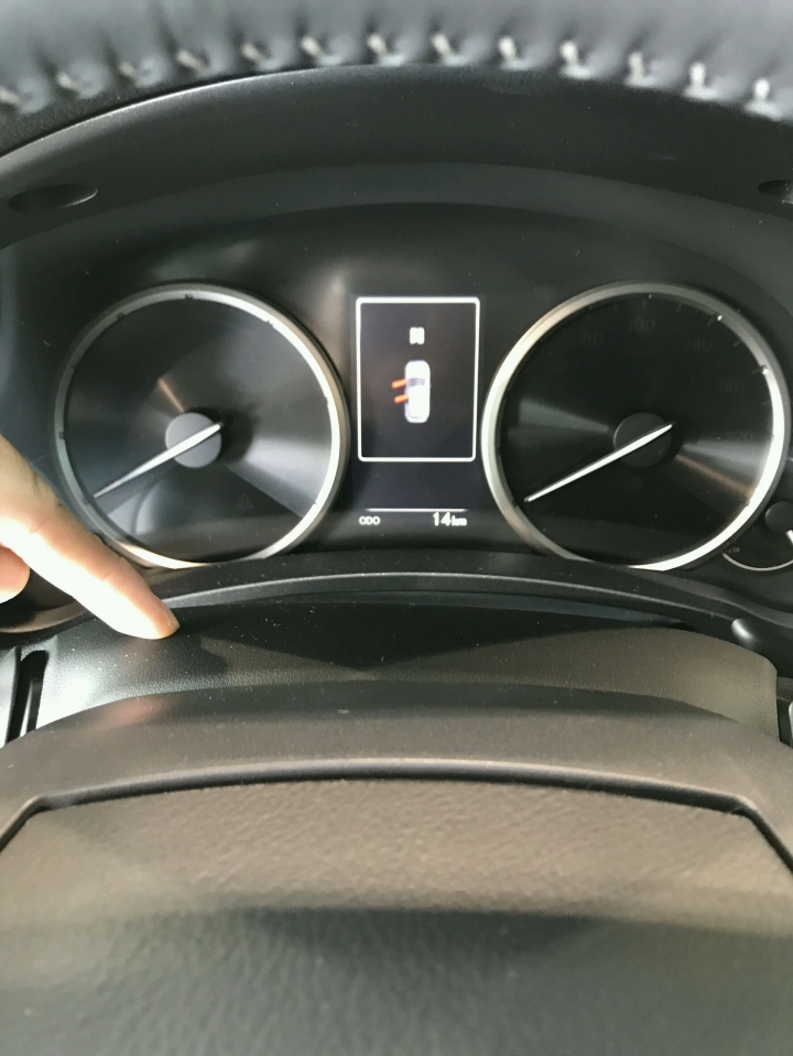 各位NX的車主有發現 方向盤後座左高右低嗎？
