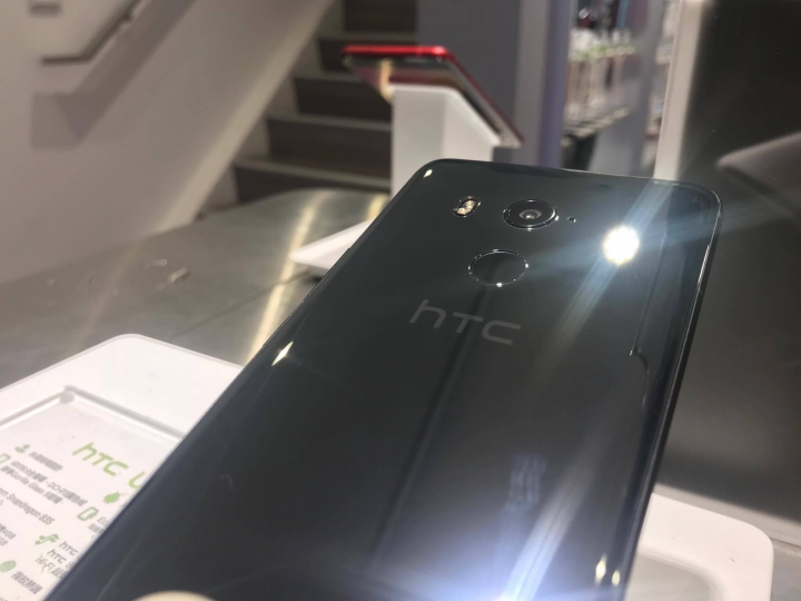 U11+摸到啦  HTC專賣店有展示機了