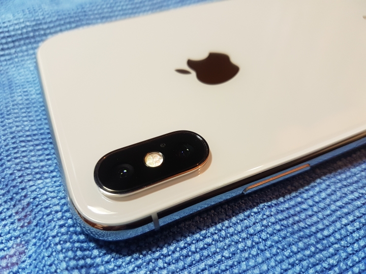 iPhone X  螢幕左凹角的地方某個角度有痕跡....，有誰也是類似這個瑕疵問題的嗎?