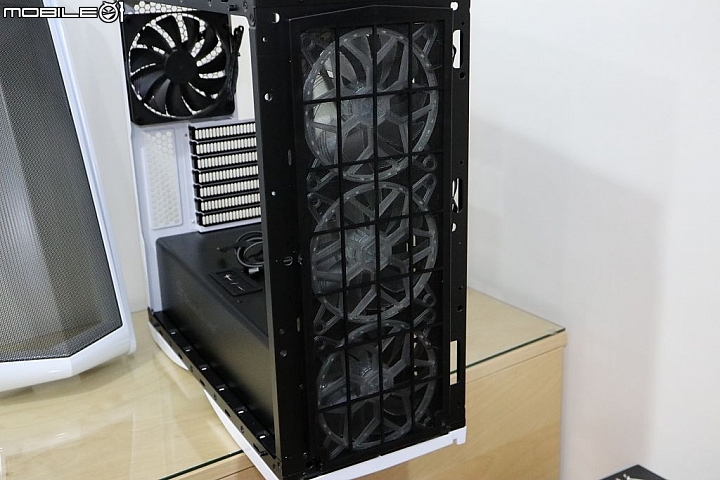 [開箱] RGB跑車奔馳風SilverStone銀欣PM01-RGB