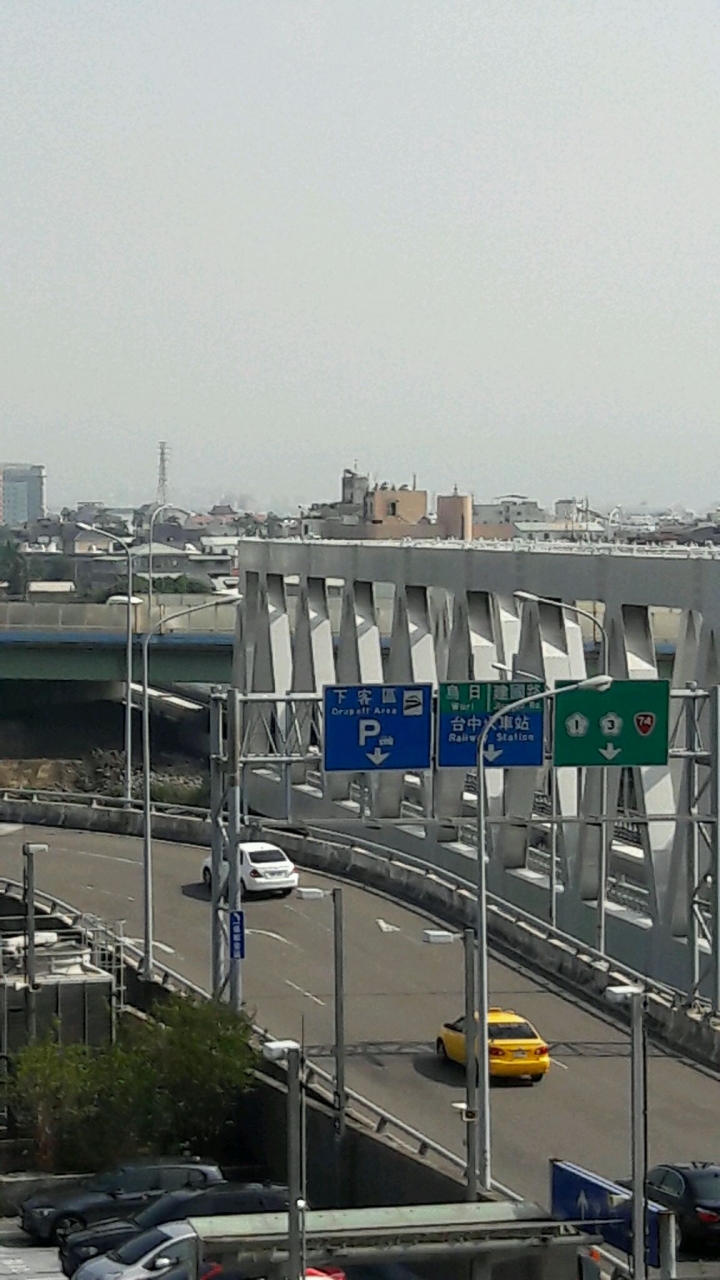 台中的天空真的灰啊