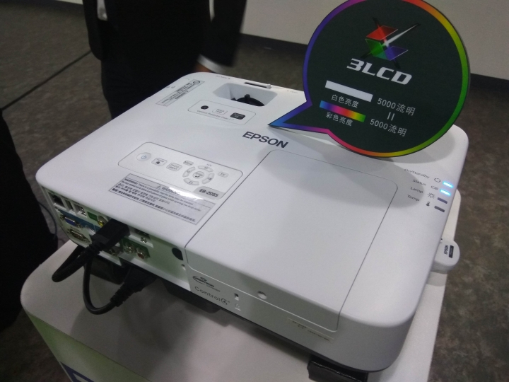 EPSON投影體驗會：01編輯EH-TW650 VS. 筆者 EH-TW5400投影機肉身試用