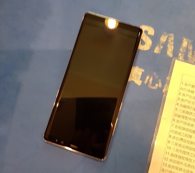 NOTE8還沒兩個月就烙印，維修隔天手機前後鏡頭有霧氣，說我人為毀損，要保外處理，說謊的三星，幹