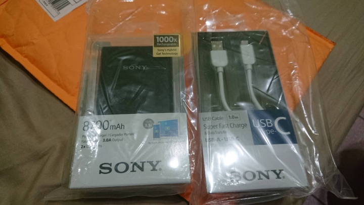 XZP 紅色 簡單開箱 更新 已收到活動行動電源跟充電線 正面也貼了全透