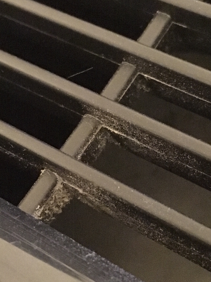 請問家中的空氣清淨機與吸塵器，發現的灰塵是什麼呢?
