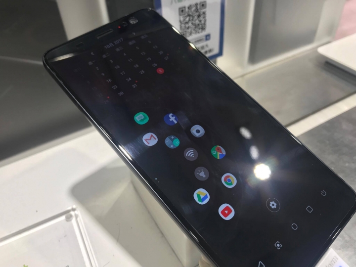 U11+摸到啦  HTC專賣店有展示機了